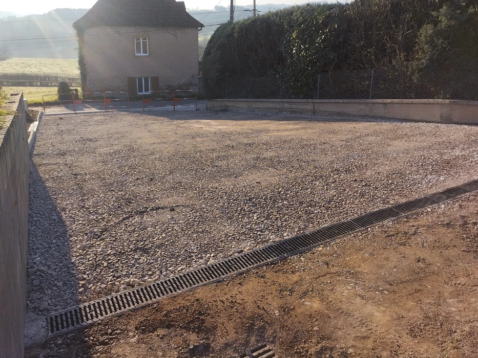 Chantier extérieur de terrassement et aménagement de parking