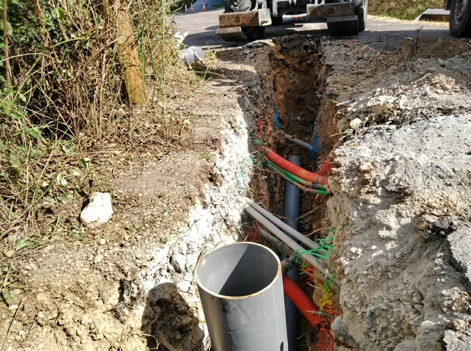 Tranchée ouverte en milieu urbain, bordant une chaussée bitumée