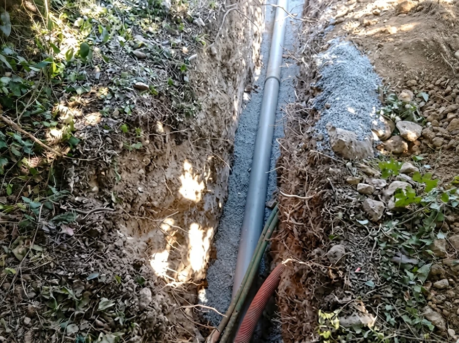 Tranchée extérieure en terrain rocheux et végétalisé, vue en plongée