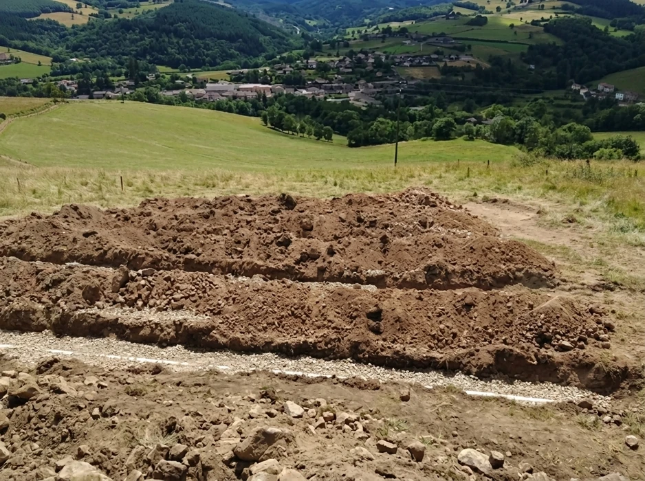 Chantier de terrassement extérieur devant une maison individuelle