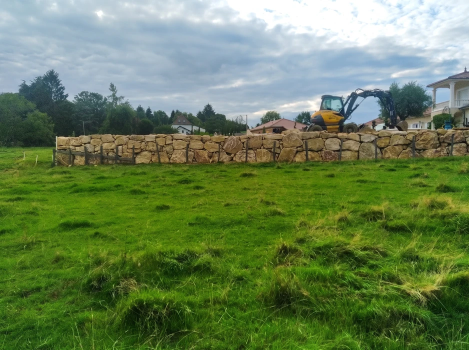 Pose d'une cuve de stockage cylindrique en béton par camion-grue avec flèche articulée et élingues à chaînes