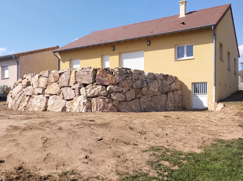 Pose d'une cuve de stockage cylindrique en béton par camion-grue avec flèche articulée et élingues à chaînes