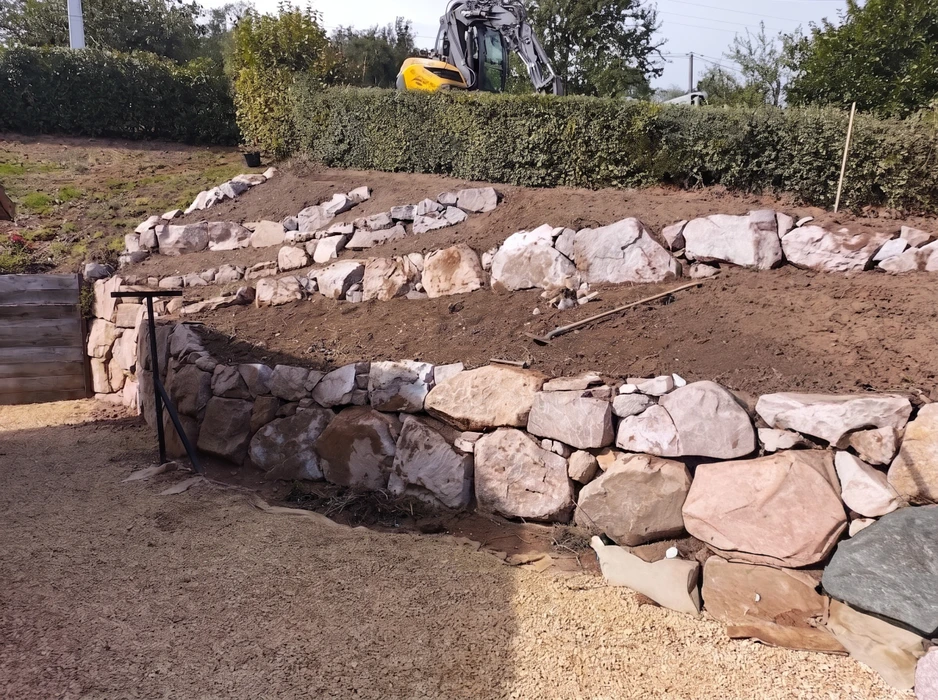 Pose d'une cuve de stockage cylindrique en béton par camion-grue avec flèche articulée et élingues à chaînes