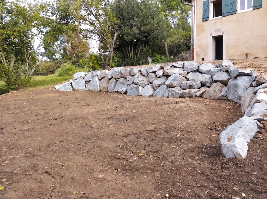Pose d'une cuve de stockage cylindrique en béton par camion-grue avec flèche articulée et élingues à chaînes