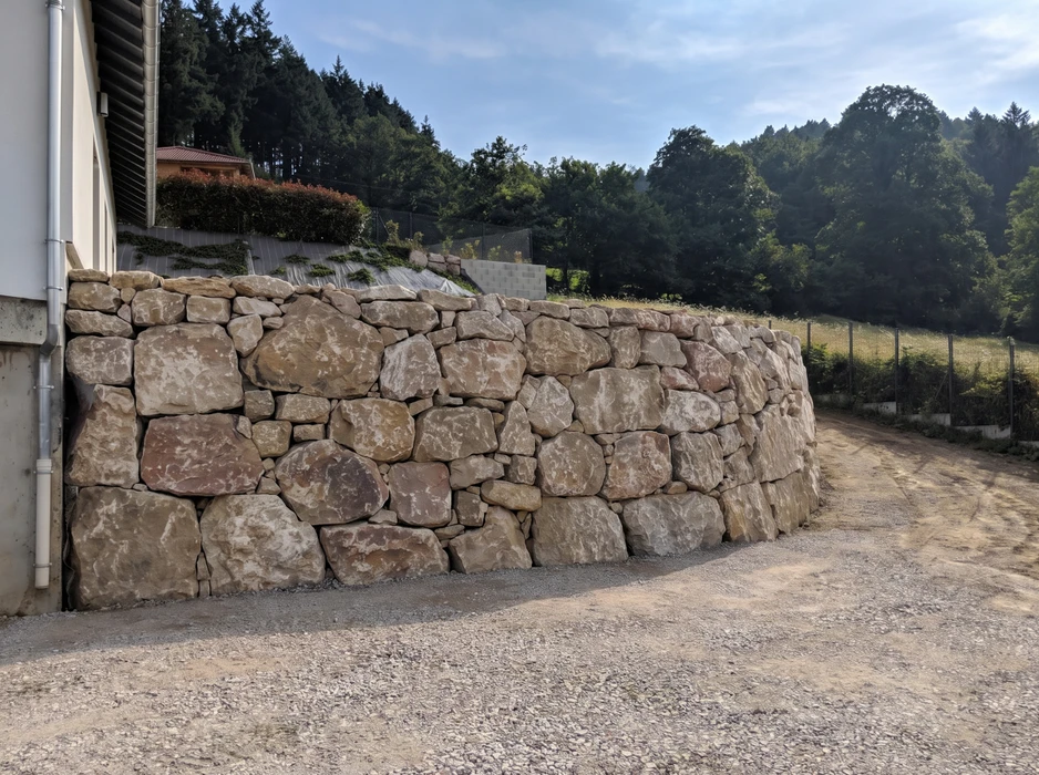 Pose d'une cuve de stockage cylindrique en béton par camion-grue avec flèche articulée et élingues à chaînes