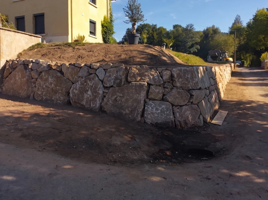 Pose d'une cuve de stockage cylindrique en béton par camion-grue avec flèche articulée et élingues à chaînes