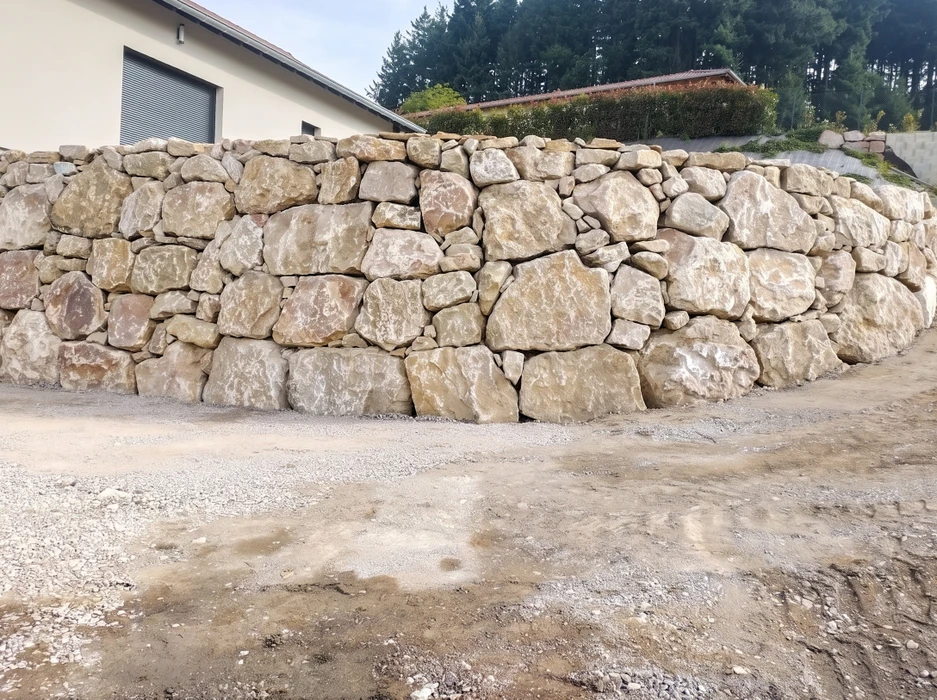 Pose d'une cuve de stockage cylindrique en béton par camion-grue avec flèche articulée et élingues à chaînes