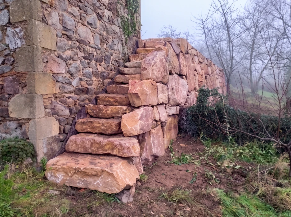 Pose d'une cuve de stockage cylindrique en béton par camion-grue avec flèche articulée et élingues à chaînes