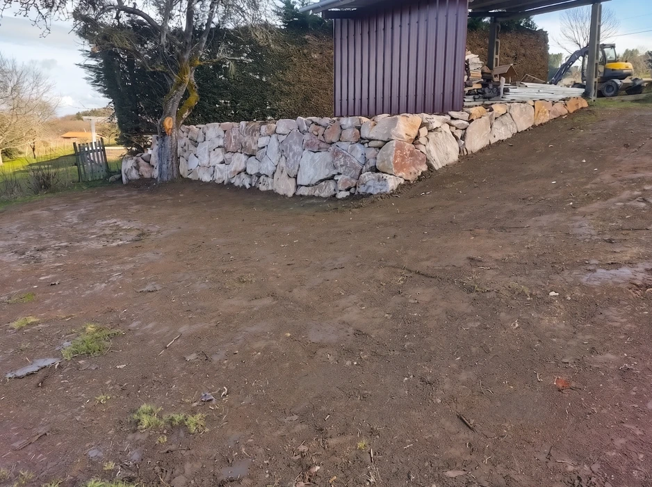 Pose d'une cuve de stockage cylindrique en béton par camion-grue avec flèche articulée et élingues à chaînes