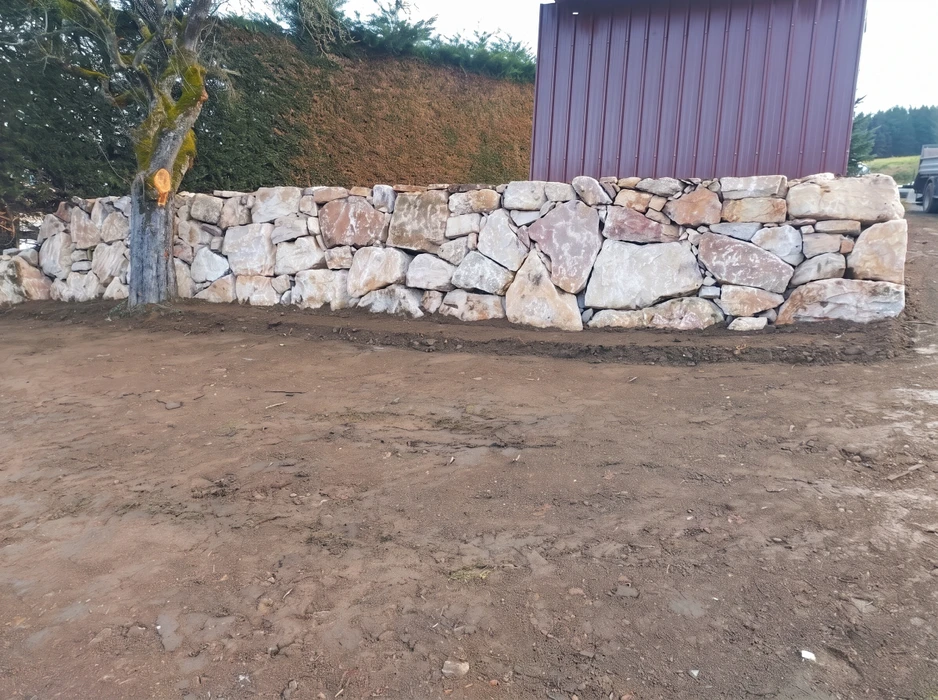 Pose d'une cuve de stockage cylindrique en béton par camion-grue avec flèche articulée et élingues à chaînes